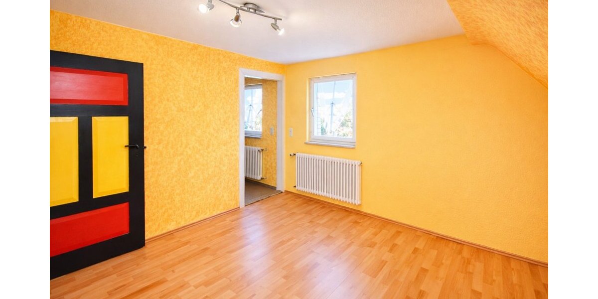 Helles Zimmer mit vielseitigen Nutzungsmöglichkeiten